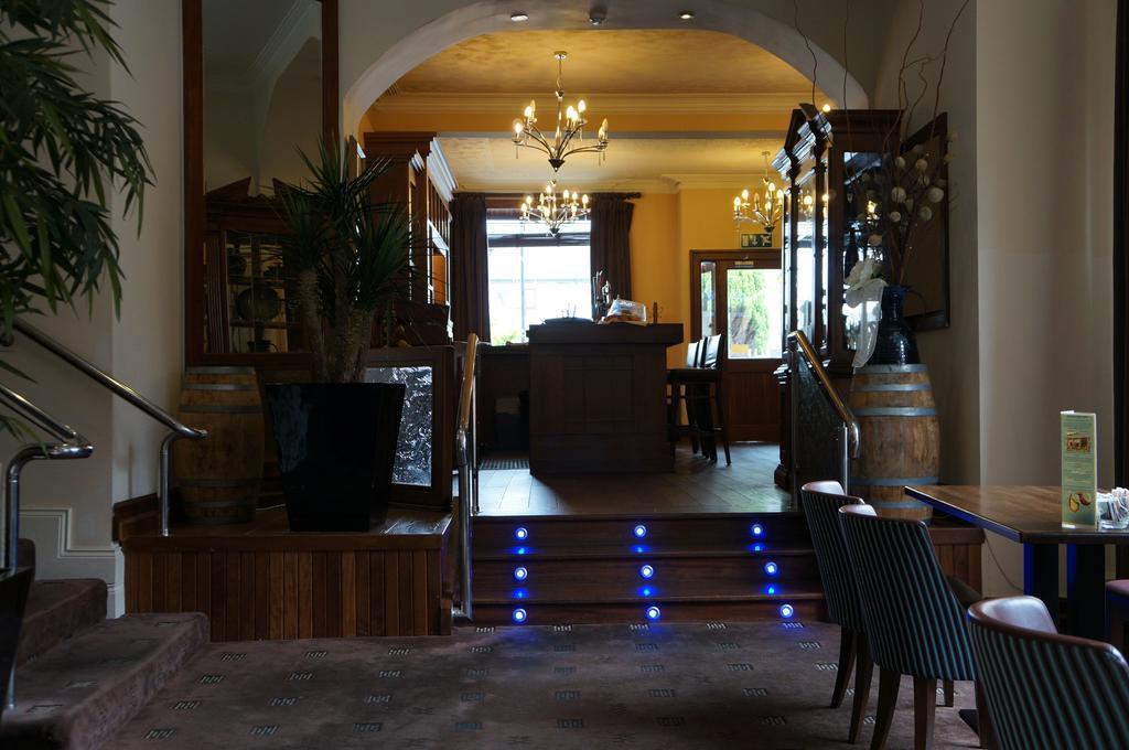 Jacksons Restaurant And Accommodation 로스코먼 외부 사진